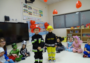 Franio i Wiktorek prezentują stroje strażaków